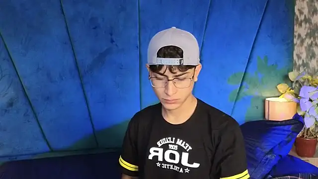 Aaron Eze online show from November 16, 2025, 8:25 pm