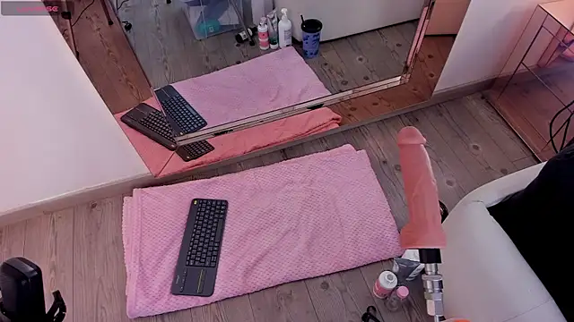 michelle cutee  online show from December 1, 2025, 8:36 pm