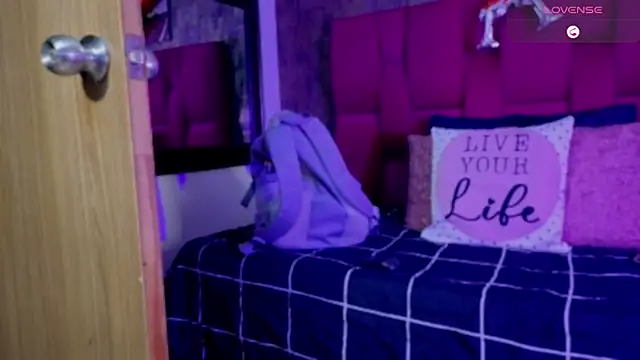 camila  bouzas online show from February 17, 2026, 12:01 pm