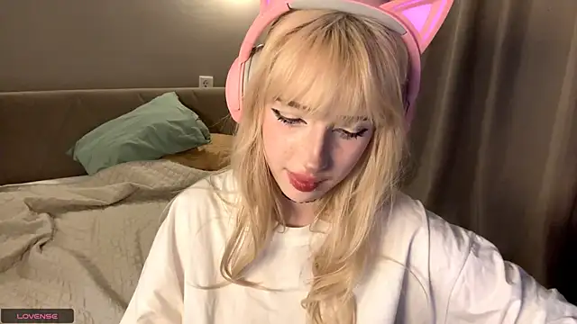 Milkmoriee online show from November 11, 2025, 3:56 pm