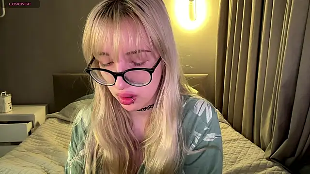 Milkmoriee online show from November 21, 2025, 3:44 pm