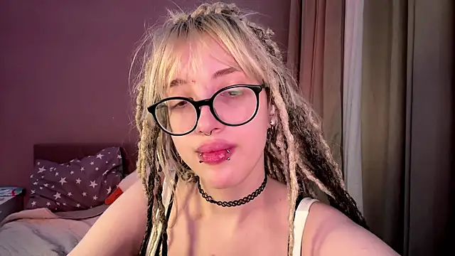 Milkmoriee online show from December 4, 2025, 3:21 pm