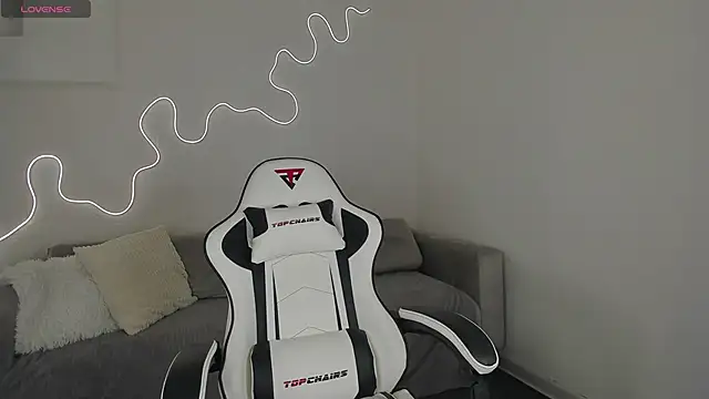 bella xx   online show from December 15, 2025, 3:11 am