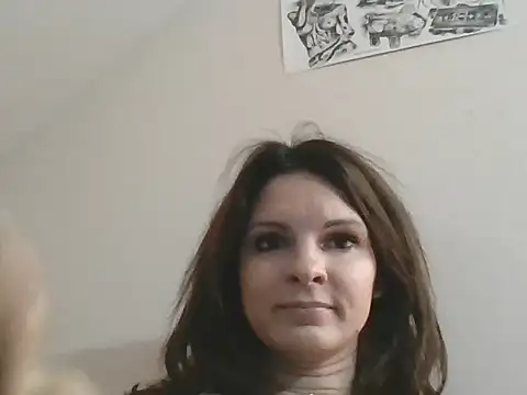 kinkysarahx online show from December 3, 2025, 4:05 pm