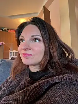 kinkysarahx online show from April 8, 2026, 2:06 pm