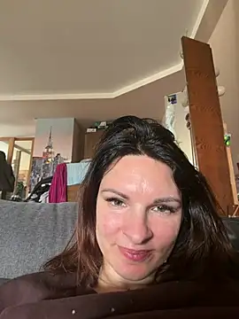 kinkysarahx online show from April 15, 2026, 9:16 am