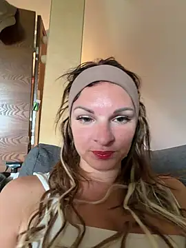 Snapshot of kinkysarahx chatting on May 17, 2026, 8:12 am kinkysarahx online show from May 17, 2026, 8:12 am