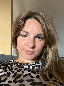 kinkysarahx online show from July 11, 2026, 12:30 pm