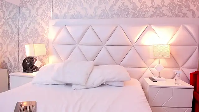 AnnyeWatson online show from December 21, 2025, 1:40 pm