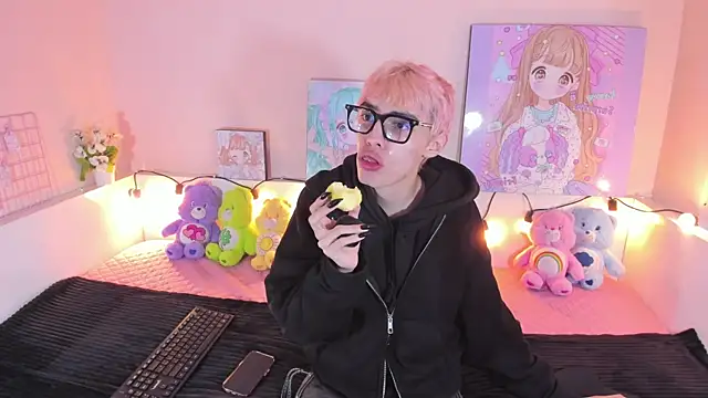 Strawberry Kitty  online show from November 15, 2025, 10:59 pm