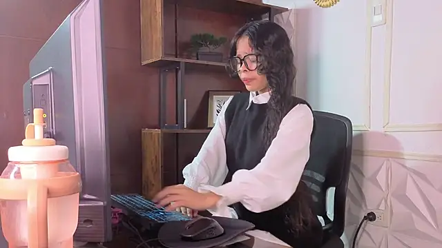 Snapshot of sharon_ivanna12 chatting on May 7, 2026, 7:30 pm sharon ivanna12 online show from May 7, 2026, 7:30 pm