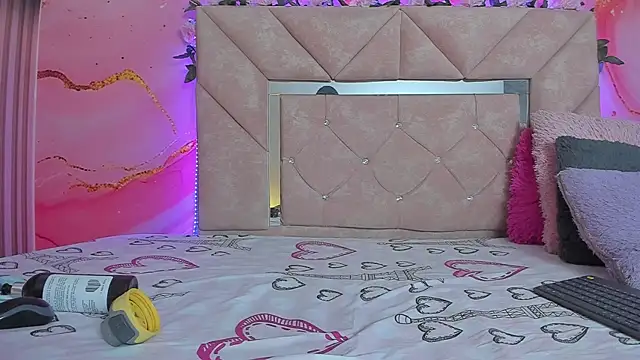 mia  blaze   online show from December 16, 2025, 3:11 am