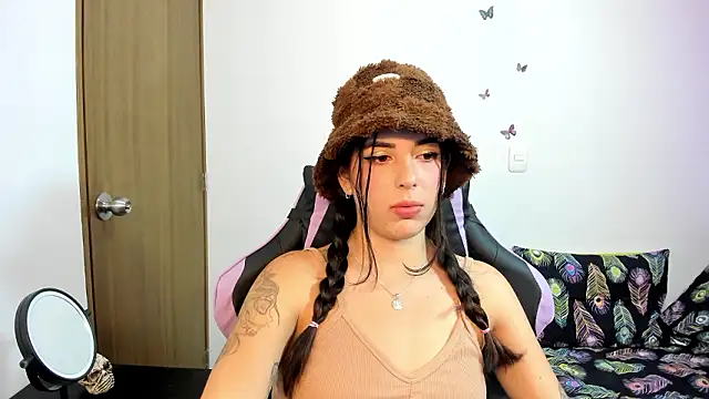 KYMBERLY0825 online show from February 1, 2026, 9:57 pm