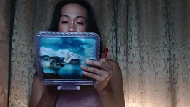 taylaxuxu online show from October 17, 2025, 5:48 pm