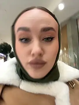 KiraSunshine online show from November 4, 2025, 3:49 am