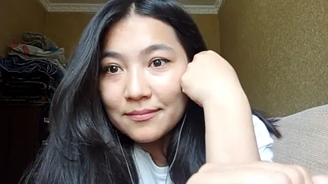 LinneaHyles online show from October 28, 2025, 5:22 am