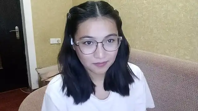 LinneaHyles online show from December 3, 2025, 1:42 pm