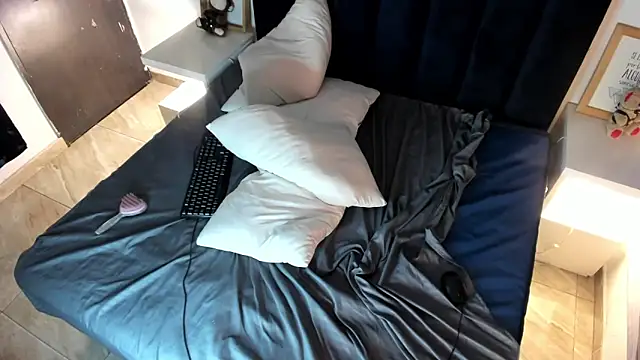 melanie roux   online show from April 2, 2026, 1:47 am