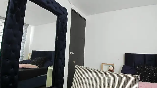 melanie roux   online show from April 20, 2026, 7:04 pm