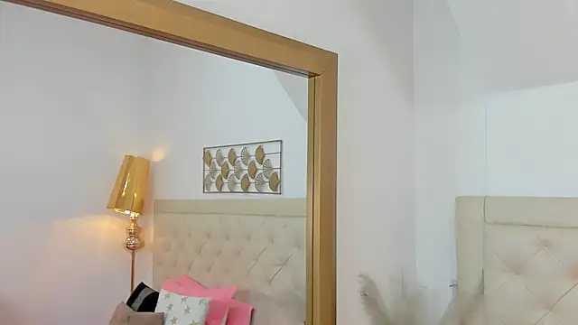 lucia lorenz online show from November 6, 2025, 11:33 am