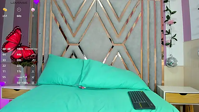 vanesaa mejia online show from December 3, 2025, 3:14 am