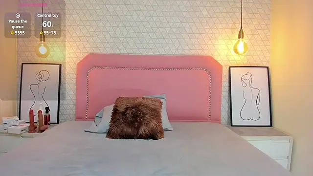 TAYLORMEYER1 online show from October 28, 2025, 3:32 am