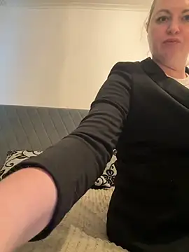 Snapshot of Amelia-Diamond chatting on November 24, 2025, 11:43 am Amelia-Diamond online show from November 24, 2025, 11:43 am