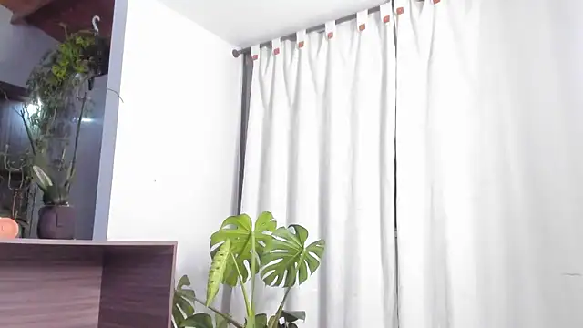 Snapshot of valeriahornier chatting on May 7, 2026, 11:43 pm valeriahornier online show from May 7, 2026, 11:43 pm