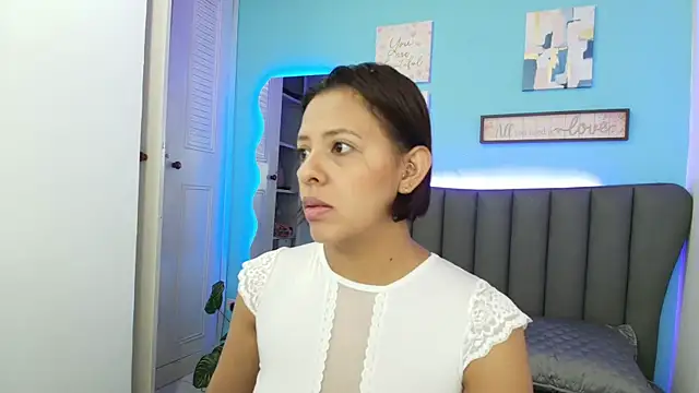 Aria Russo online show from November 6, 2025, 2:51 pm