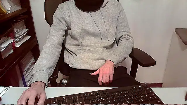 Snapshot of topg84 chatting on November 27, 2025, 6:32 pm topg84 online show from November 27, 2025, 6:32 pm