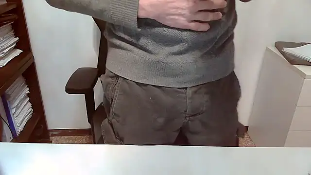 Snapshot of topg84 chatting on December 2, 2025, 6:25 pm topg84 online show from December 2, 2025, 6:25 pm