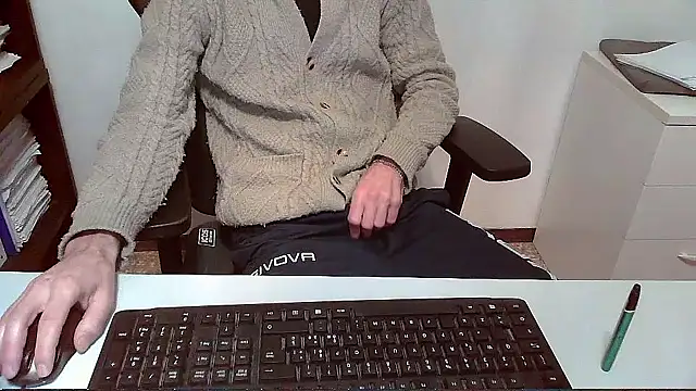 Snapshot of topg84 chatting on December 4, 2025, 5:43 pm topg84 online show from December 4, 2025, 5:43 pm