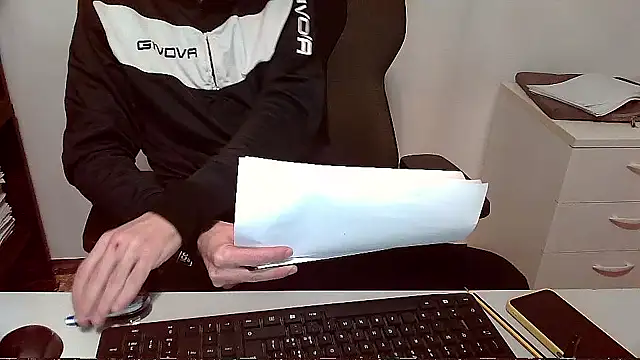 Snapshot of topg84 chatting on December 5, 2025, 6:37 pm topg84 online show from December 5, 2025, 6:37 pm