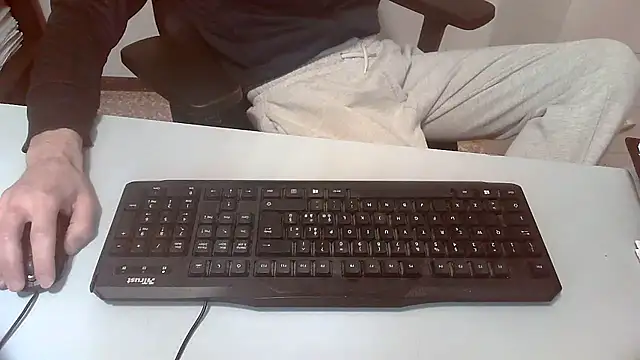 Snapshot of topg84 chatting on December 17, 2025, 4:13 pm topg84 online show from December 17, 2025, 4:13 pm