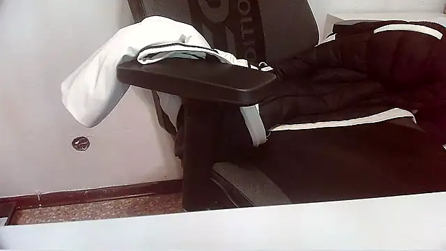 Snapshot of topg84 chatting on January 18, 2026, 5:17 pm topg84 online show from January 18, 2026, 5:17 pm