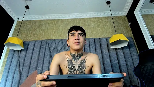 Snapshot of SantiOlsen chatting on October 21, 2025, 11:44 am SantiOlsen online show from October 21, 2025, 11:44 am