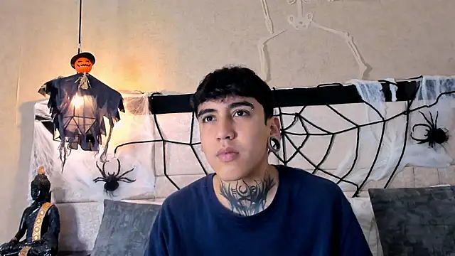 Snapshot of SantiOlsen chatting on October 24, 2025, 11:39 am SantiOlsen online show from October 24, 2025, 11:39 am