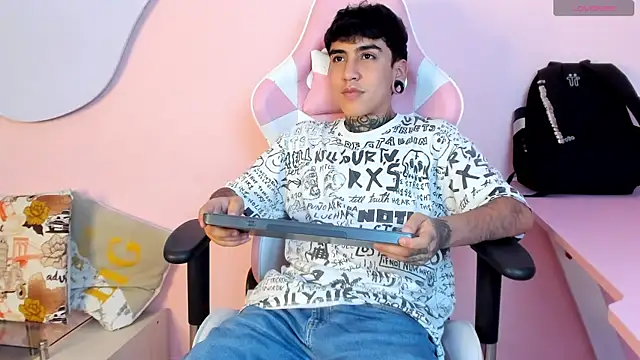 Snapshot of SantiOlsen chatting on October 26, 2025, 3:34 am SantiOlsen online show from October 26, 2025, 3:34 am