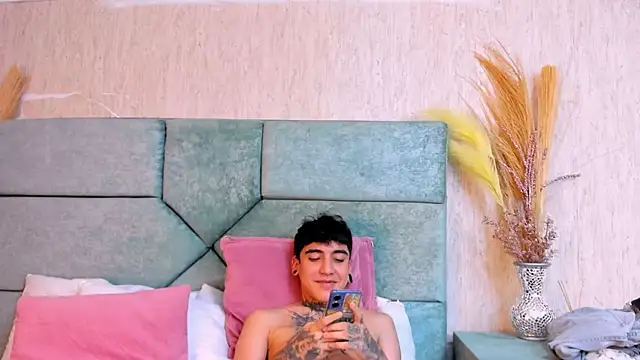 Snapshot of SantiOlsen chatting on October 31, 2025, 5:14 pm SantiOlsen online show from October 31, 2025, 5:14 pm