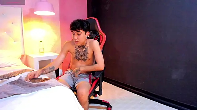 Snapshot of SantiOlsen chatting on November 7, 2025, 4:18 pm SantiOlsen online show from November 7, 2025, 4:18 pm