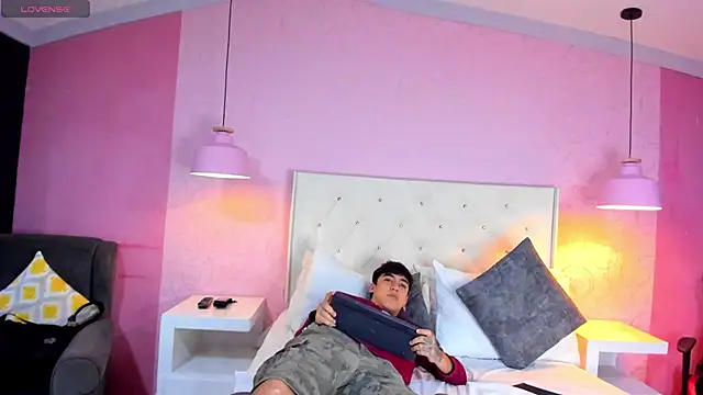 Snapshot of SantiOlsen chatting on November 9, 2025, 12:36 pm SantiOlsen online show from November 9, 2025, 12:36 pm