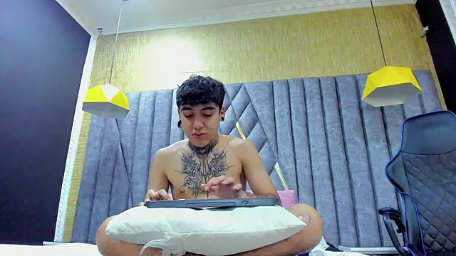 Snapshot of SantiOlsen chatting on November 13, 2025, 12:15 pm SantiOlsen online show from November 13, 2025, 12:15 pm