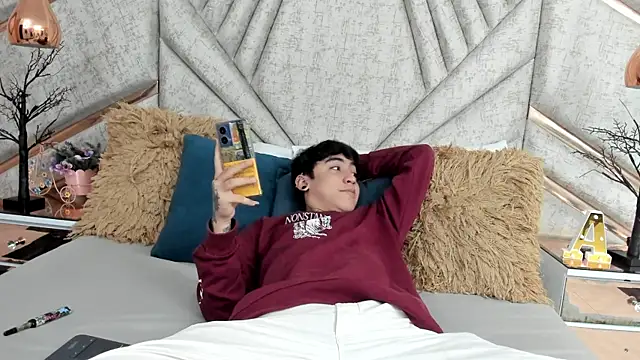 Snapshot of SantiOlsen chatting on November 18, 2025, 11:58 am SantiOlsen online show from November 18, 2025, 11:58 am