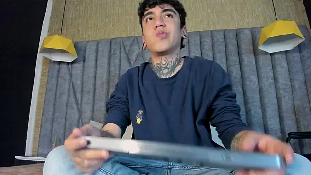 Snapshot of SantiOlsen chatting on November 25, 2025, 11:43 am SantiOlsen online show from November 25, 2025, 11:43 am