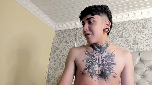 Snapshot of SantiOlsen chatting on December 1, 2025, 12:37 am SantiOlsen online show from December 1, 2025, 12:37 am