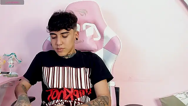 Snapshot of SantiOlsen chatting on December 1, 2025, 9:42 pm SantiOlsen online show from December 1, 2025, 9:42 pm