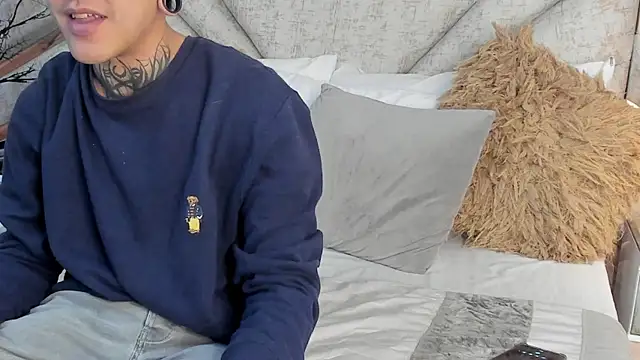 Snapshot of SantiOlsen chatting on December 2, 2025, 11:59 am SantiOlsen online show from December 2, 2025, 11:59 am