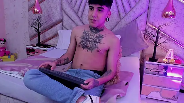 Snapshot of SantiOlsen chatting on December 3, 2025, 12:25 pm SantiOlsen online show from December 3, 2025, 12:25 pm