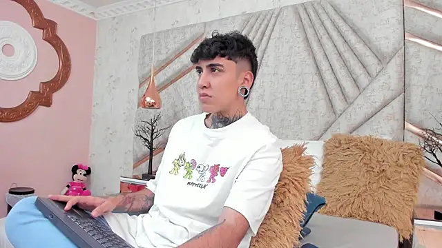 Snapshot of SantiOlsen chatting on December 4, 2025, 12:14 pm SantiOlsen online show from December 4, 2025, 12:14 pm