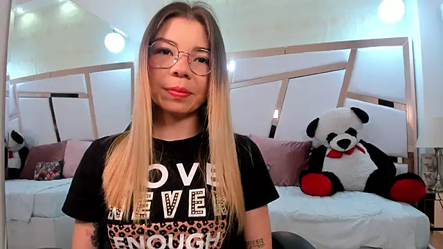 Snapshot of helen_shanon chatting on November 21, 2025, 9:46 pm helen shanon online show from November 21, 2025, 9:46 pm